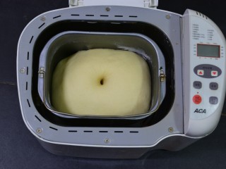 5、#甜食#花形椰蓉面包,2小时后,面团已经发酵到原面团的二倍大,用手指在中间戳一下,不回缩就可以了