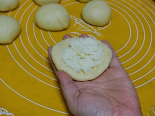 8、#甜食#花形椰蓉面包,把椰蓉馅放中间(椰蓉馅:微波炉融化的黄油、鸡蛋液、白糖、椰蓉混合一起拌匀即可)