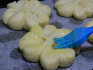 14、#甜食#花形椰蓉面包,取出来,刷鸡蛋液