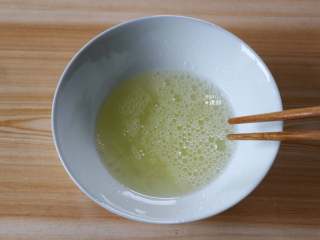 4、蛋白椰丝球,用筷子将蛋白打散，注意不用打发;