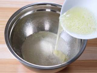 5、蛋白椰丝球,倒入步骤2的混合物里；