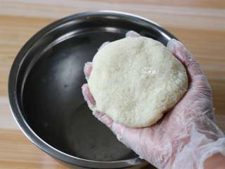 6、蛋白椰丝球,揉成团;