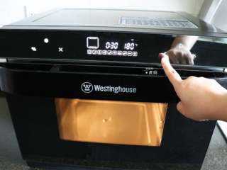 10、蛋白椰丝球,选择上下烧烤模式，按确定，这里我要说一下，这款蒸烤箱的发热管是上管内凹式，下管隐藏式的，所以肉眼只看得到上管；