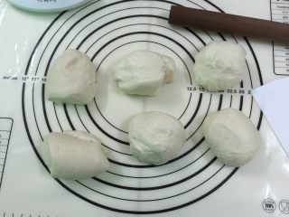 5、淡奶油软欧包,分割成6份83克的小面团