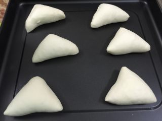 11、淡奶油软欧包,整型好进行发酵至1.5倍大