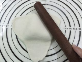 9、淡奶油软欧包,压出三角形用擀面杖擀开（如图）