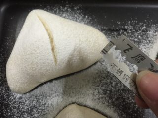 13、淡奶油软欧包,我用的是飞鹰刀片，割出自己喜爱的花纹即可