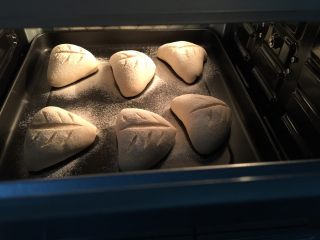 14、淡奶油软欧包,送进烤箱上火150度下火120度烤25分钟即可