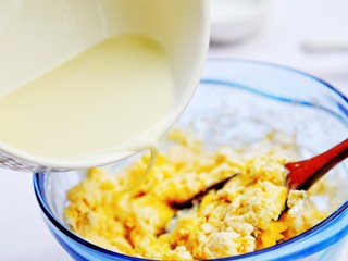 6、奶香小馒头【无水无油平底锅版】,将溶解的酵母和牛少量多次加入面粉中。