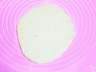 10、奶香小馒头【无水无油平底锅版】,将面团排气后用擀面杖压扁。