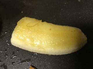 3、英式快手营养早餐,煎蛋时可以同时煎些水果蔬菜,我今天煎的香蕉。