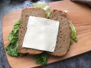 7、英式快手营养早餐,放上奶酪片。