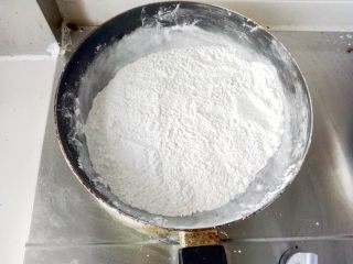 2、鲜花饼,将80g糯米粉放在不粘锅中，小火炒至微微发黄