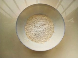 3、鲜花饼,糯米粉出锅，放在碗中晾凉