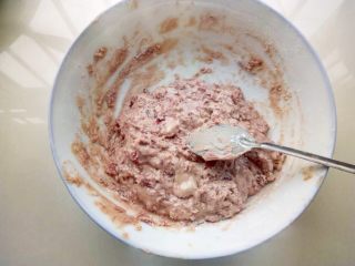 5、鲜花饼,把糯米粉和玫瑰酱搅拌均匀