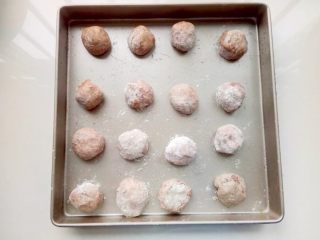 6、鲜花饼,混合好的鲜花馅料平均分为16份，放入冰箱冷冻（冷冻以后容易包）