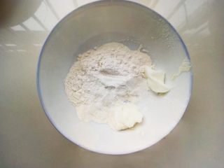 9、鲜花饼,另取一盆，放入猪油和面粉