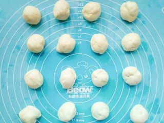 11、鲜花饼,静置好的油皮称重均分为16份