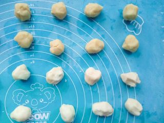 12、鲜花饼,再把油酥均分为16份