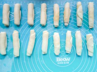 17、鲜花饼,依次卷好16个面团，盖上保鲜膜