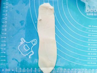 18、鲜花饼,取一个卷卷，竖着按扁擀长（其余面团用保鲜膜盖住，防止干裂）