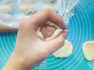 23、鲜花饼,虎口向上收口捏紧