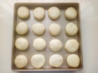 24、鲜花饼,把鲜花饼收口朝下放置在烤盘上，稍稍按扁