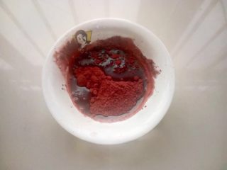 26、鲜花饼,用红曲粉和水混成红曲粉糊