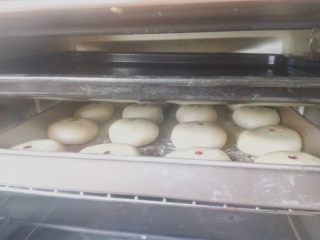 28、鲜花饼,烘烤10min后，可以加盖一层锡纸，防止上色深；没有锡纸的可以加一层烤盘