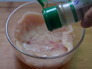 4、爆浆鸡排,加适量白胡椒粉