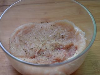 5、爆浆鸡排,再现磨一些黑胡椒颗粒，用手按摩一会，腌制15分钟