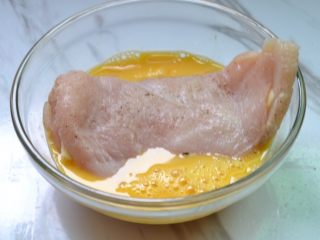 7、爆浆鸡排,鸡蛋打散，正反先裹一层全蛋液