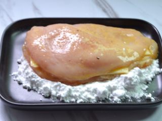 8、爆浆鸡排,再裹一层淀粉