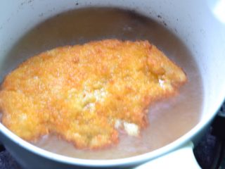 12、爆浆鸡排,热锅倒油，烧至六七成热，放入鸡排，炸至两面金黄即可。