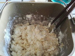 2、红薯软汉堡,将A里面除黄油和盐以外的材料放入面包机,用筷子稍微搅拌。