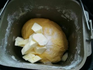 4、红薯软汉堡,然后放入黄油和盐继续揉15分钟。