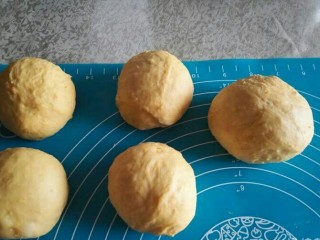 6、红薯软汉堡,分成5个相同的圆剂子。