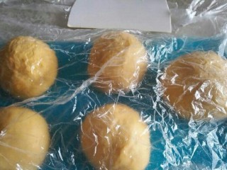 7、红薯软汉堡,盖保鲜膜松弛15分钟。