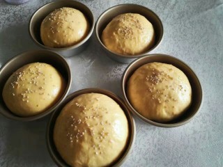 10、红薯软汉堡,面团上面刷水,撒上适量白芝麻。