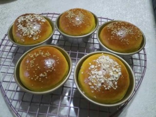 12、红薯软汉堡,出炉以后放烤网晾凉,微热时候放入保鲜袋装起来,室温保存即可,三天之内食用完。