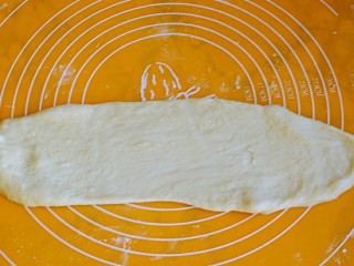 6、椰香吐司,取出一个面团擀成长条