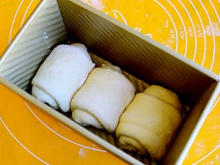 10、椰香吐司,放入模具中,再放烤箱二次发酵到九分满,盖好模具盖,150度烤40分钟