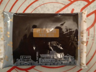 13、超软豆沙面包圈—家庭手作小点心,准备豆沙。我这里准备的是广州酒家的油豆沙。当然你也可以用自制的豆沙。