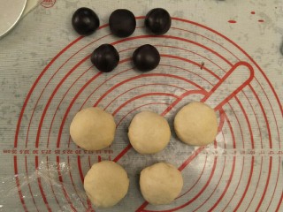 15、超软豆沙面包圈—家庭手作小点心,面团分成五个每个重新排气，滚圆。