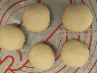 19、超软豆沙面包圈—家庭手作小点心,包好的五个小团。