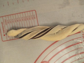 22、超软豆沙面包圈—家庭手作小点心,扭一扭。时候还可以拉拉长。