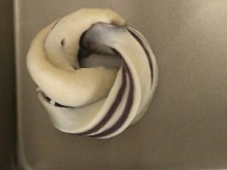 23、超软豆沙面包圈—家庭手作小点心,头和尾捏在一起包在下面。