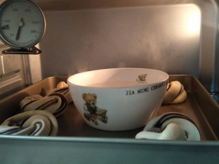 25、超软豆沙面包圈—家庭手作小点心,他起第二次发酵，第二次发酵放在烤箱里。35°放一碗热水，湿度在80%左右。发一个钟头。