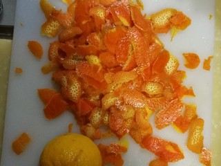 3、橙子果酱 化痰消食防感冒,用刮刀轻轻刮下橙皮和柠檬皮，注意尽量薄不要刮下太多白色部分哦，那个虽然可以去痰，但制出的果酱苦涩。