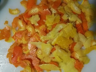 4、橙子果酱 化痰消食防感冒,橙皮和柠檬皮都刮好啦，累的手酸。